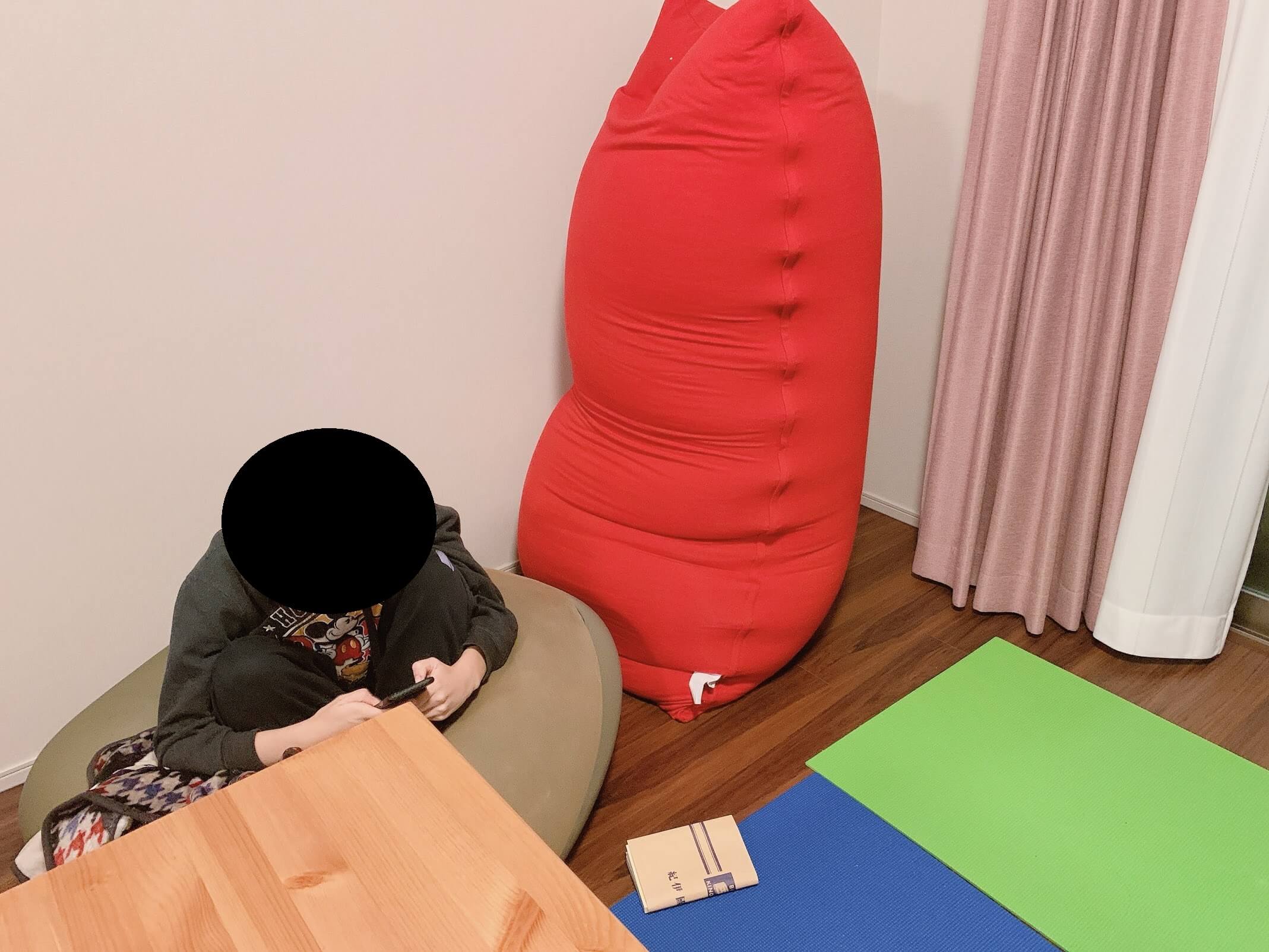 家で座椅子（YOGIBO）を使っている妻の写真